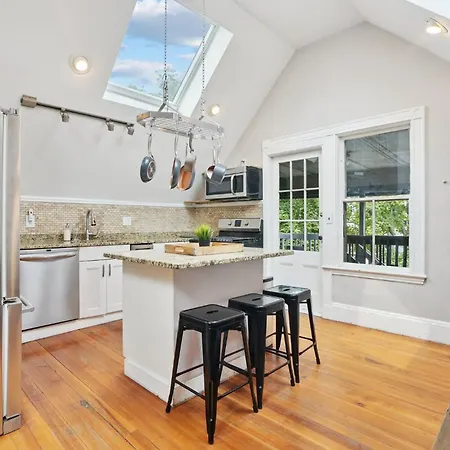 Contemporary Duplex Near The T Holiday home
