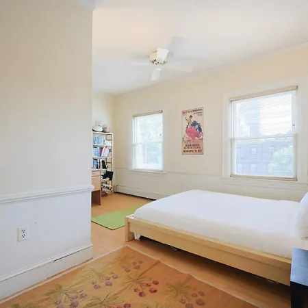 Brownstone Stay, Includes Parking Holiday home