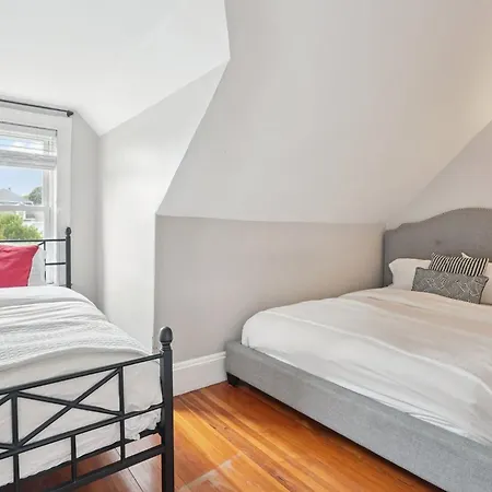 Holiday home Contemporary Duplex Near The T Boston
