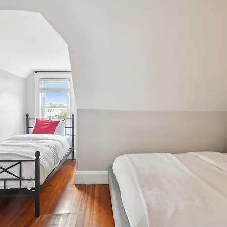 Contemporary Duplex Near The T Holiday home Boston