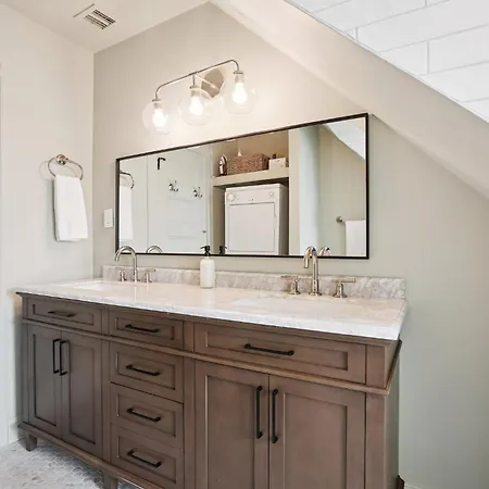 Contemporary Duplex Near The T Holiday home *