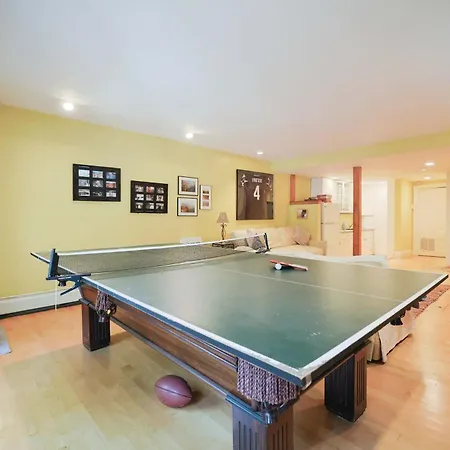 Brownstone Stay, Includes Parking Holiday home *