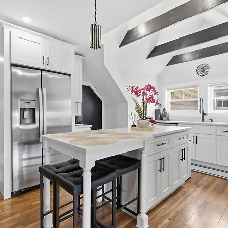 Apartment Bright And Spacious 3br Apt, Gated 2 Car Parking Boston