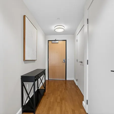 2 Bedroom Lux In Downtown Tower Apartment