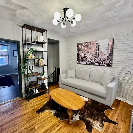Street Hideaway Apartment *