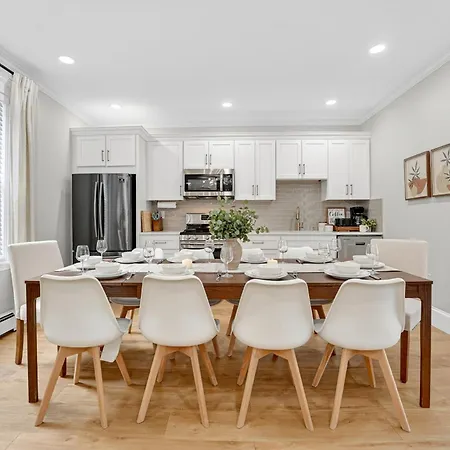 Apartment Spacious 5 Bedroom Near Train & Parking Boston