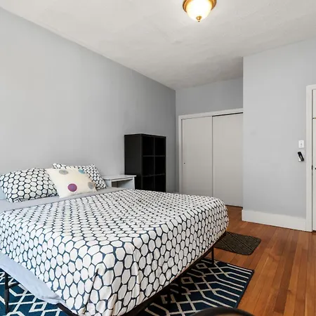 Apartment W/ Ac, W/d & Desk *