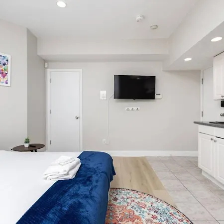 Petit In Back Bay Apartment