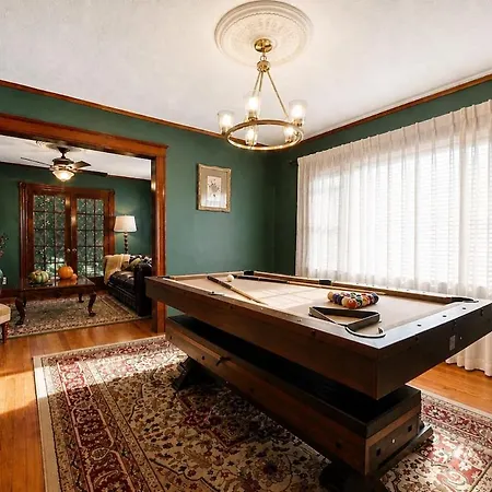 Charming 3br Garage Ev, Pool Table
