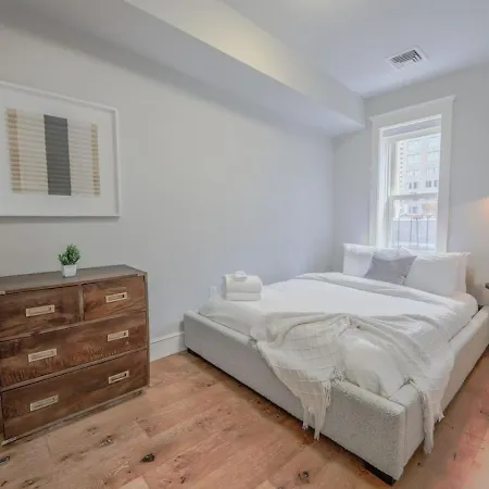 Classic Back Bay 1br On Newbury Street Boston