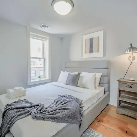 Airy And Bright 1br Newbury St Boston
