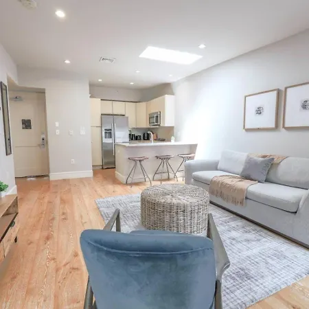 Airy And Bright 1br Newbury St * Boston