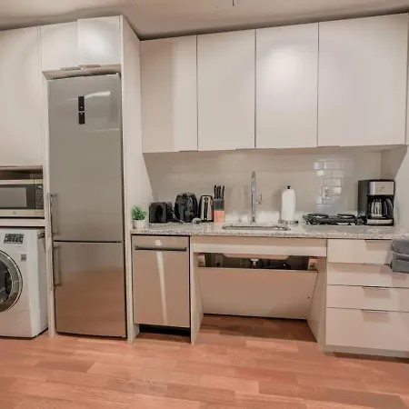 Bright Newbury Street 1 Bedroom Apartment