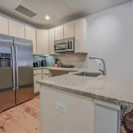 Sun-filled 1br Steps From Public Garden Apartment