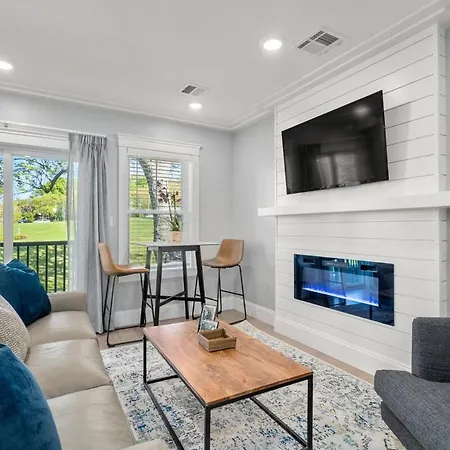 Apartment New 3 Bedroom, 2 Bath Unit, Meadow View!