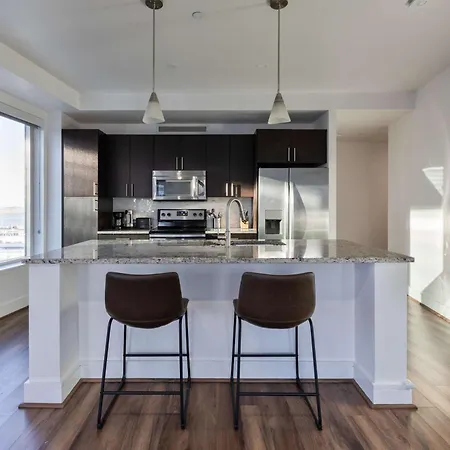Waterfront Luxury Living & Walk To Dining * Boston