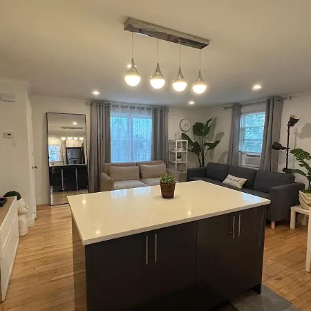 Modern 3 Bedroom With Parking In Apartment Boston