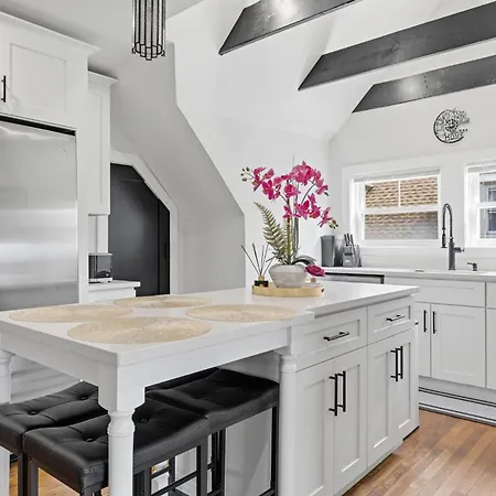 Bright And Spacious 3br Apt, Gated 2 Car Parking
