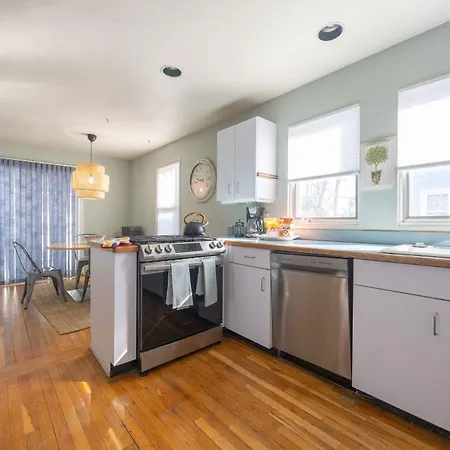 Walk To T, Jamaica Pond, Dining & Whole Foods Apartment *
