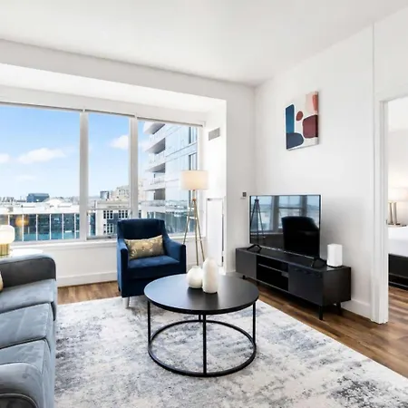 Chic Waterfront In Apartment