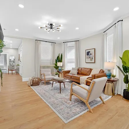 Spacious 5 Bedroom Near Train & Parking Apartment Boston