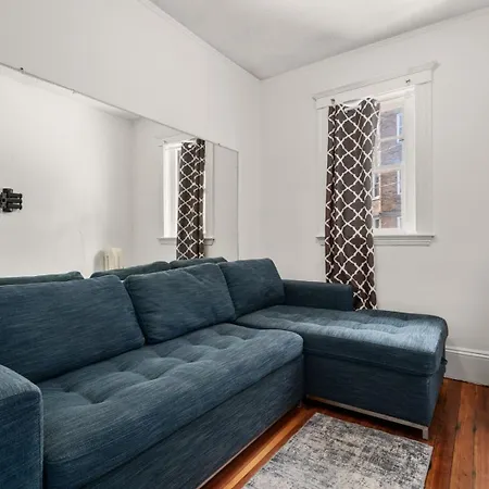 Apartment Near Line & Bc *