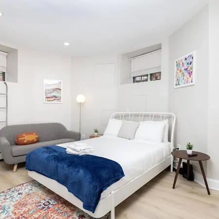 Petit In Back Bay Apartment