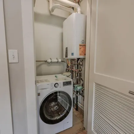 Spacious 1bed 1bath In Back Bay Apartment *