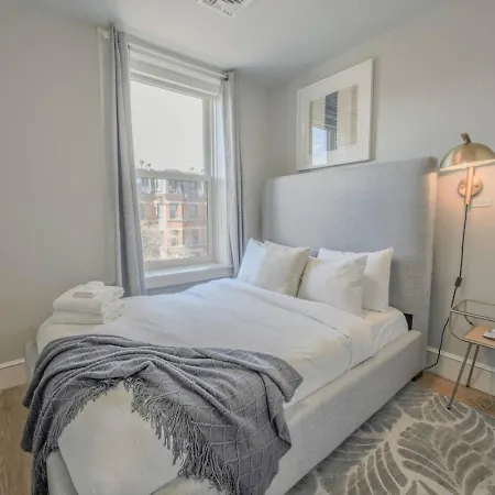 Prime Location Newbury Street 1br Apartment *