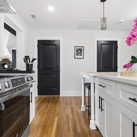 Bright And Spacious 3br Apt, Gated 2 Car Parking Apartment