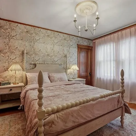 Charming 3br Garage Ev, Pool Table Apartment