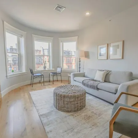 Prime Location Newbury Street 1br *