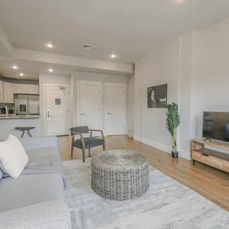 Prime Location Newbury Street 1br *
