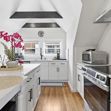 Bright And Spacious 3br Apt, Gated 2 Car Parking Apartment Boston