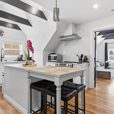 Bright And Spacious 3br Apt, Gated 2 Car Parking Apartment *