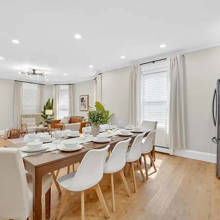 Spacious 5 Bedroom Near Train & Parking Apartment Boston