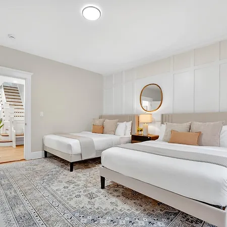 Apartment Spacious 5 Bedroom Near Train & Parking Boston