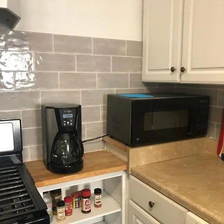 Apartment Near Line & Bc *