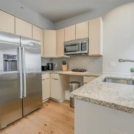 Airy And Bright 1br Newbury St