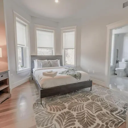 Bright Newbury Street 1 Bedroom Apartment *