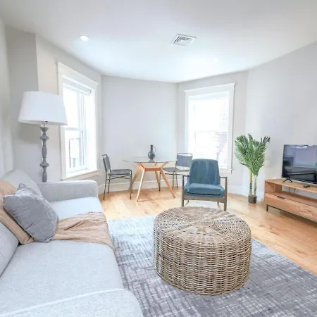 Airy And Bright 1br Newbury St