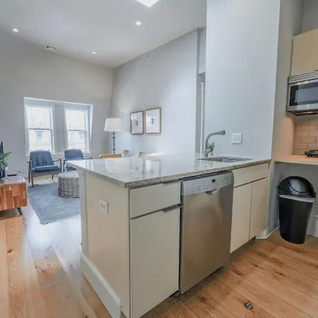 Unbeatable Location Newbury Street 1br Apartment *