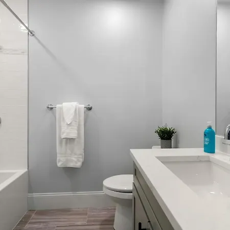 Apartment New 3 Bedroom, 2 Bath Unit, Meadow View! Boston