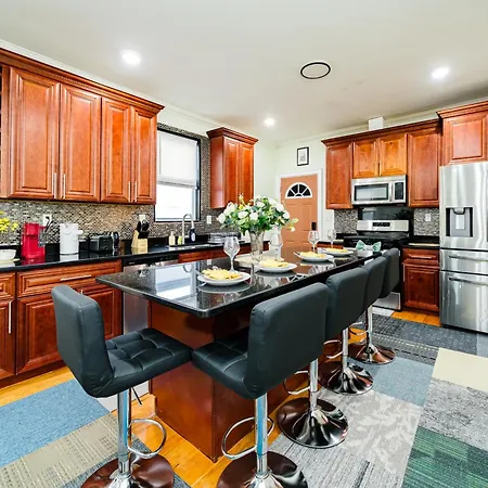 Inviting 4br - Kid Friendly - Near I-95 & Free Parking 90-2 Apartment Boston