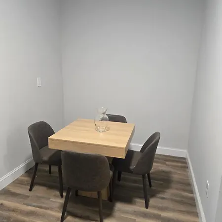 Apartment Warren Clifford *