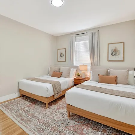 Spacious 5 Bedroom Near Train & Parking Apartment