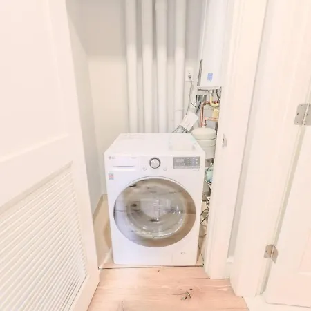 Unbeatable Location Newbury Street 1br Boston
