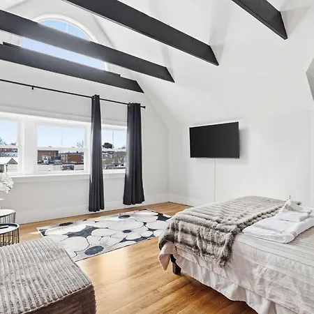 Bright And Spacious 3br Apt, Gated 2 Car Parking