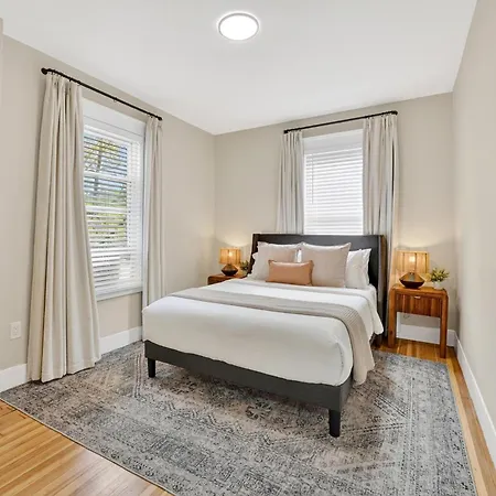 Spacious 5 Bedroom Near Train & Parking Apartment Boston