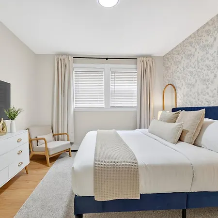 Apartment Spacious 5 Bedroom Near Train & Parking *